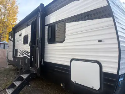 28 ft 2021 Keystone hideout in perfect condition. This beautiful travel trailer has only been used 5...