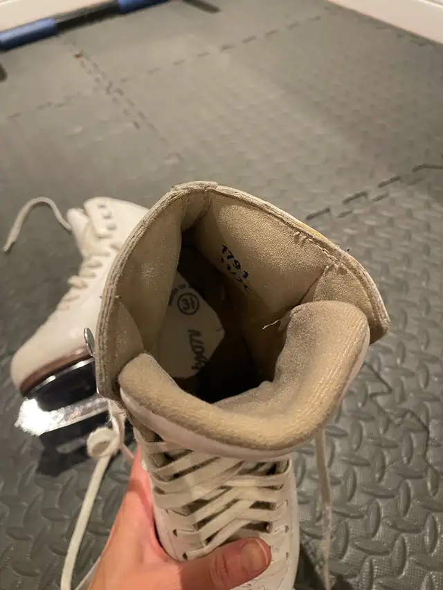 Figure skates size 3.5 in Skates & Blades in Mississauga / Peel Region - Image 4