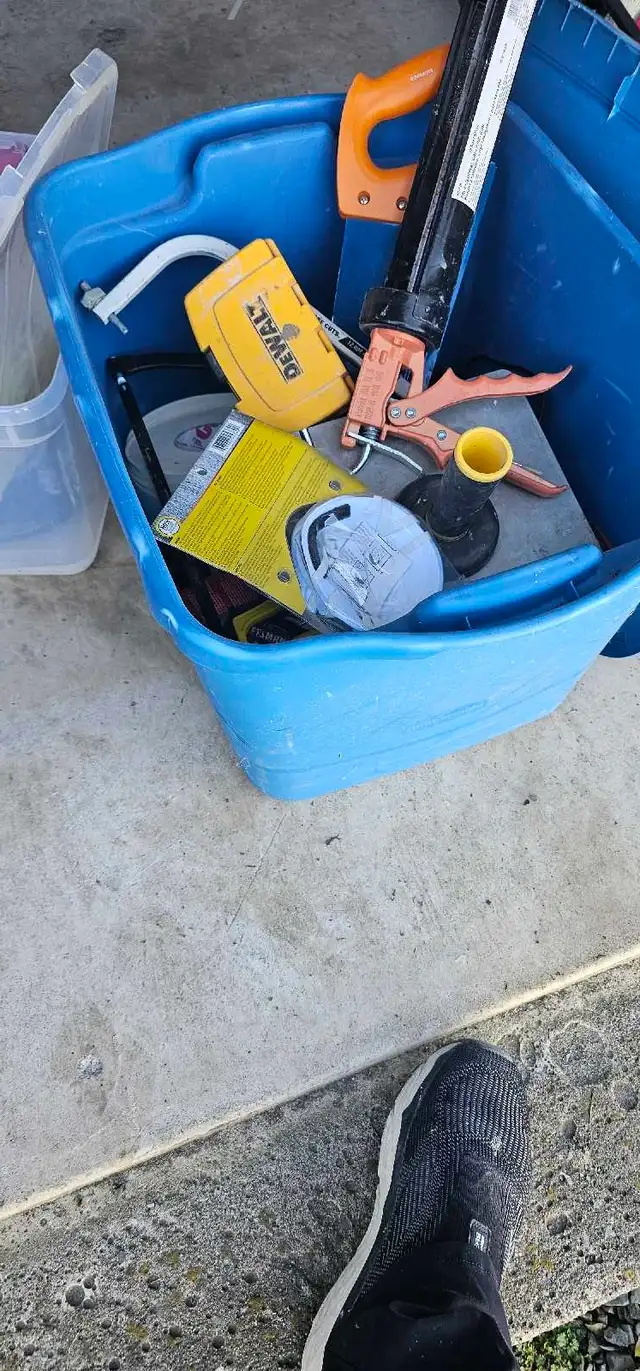 miscellaneous tote of tools in Hand Tools in St. Catharines - Image 3