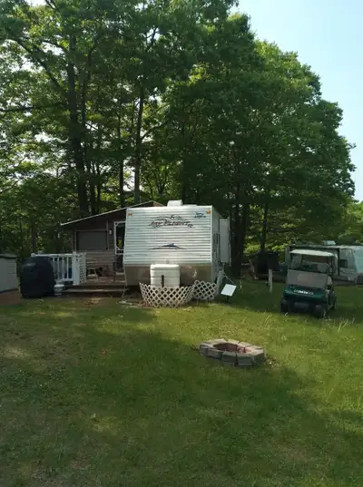 Up for sale is a 2011 Jayco Flight G2 29BHS (29FT) trailer and custom sunroom on a prime lot at Brow...