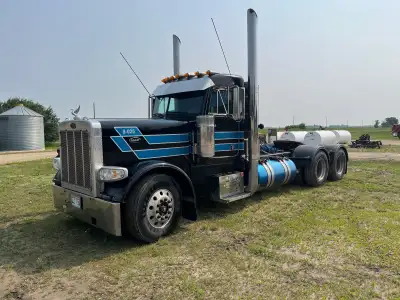 1999 peterbilt 379 day cab . Detroit series 60 engine with about 300 000km on full rebuild with pape...