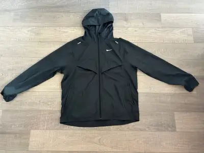 Nike Windrunner Jacket: Worn once 10/10 condition Size: Large Pick up downtown Toronto.