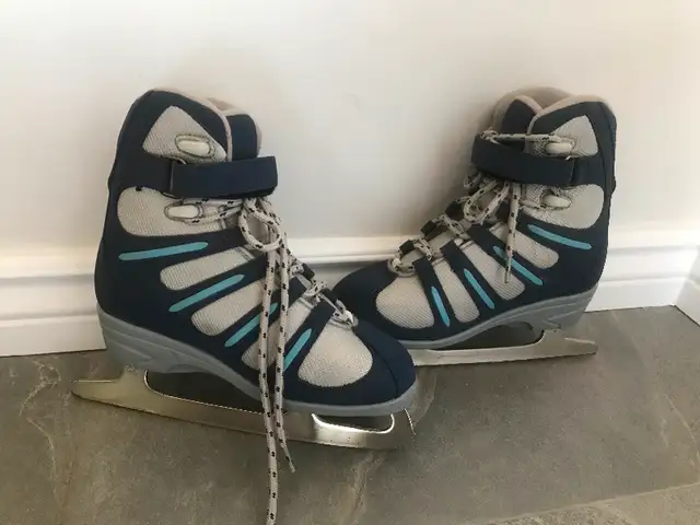 Patins à glace pour enfants Softec gr: 4 in Skates & Blades in West Island - Image 2