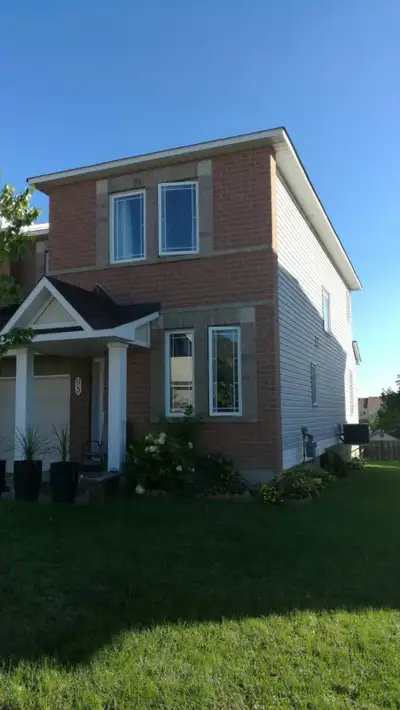 End unit townhouse in Barrhaven ($2300/month)