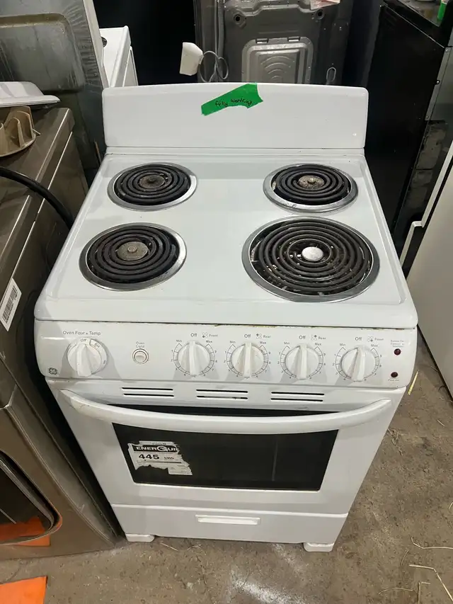 Frigidaire 24 inch W electric apartment size stove  in Stoves, Ovens & Ranges in Mississauga / Peel Region - Image 3