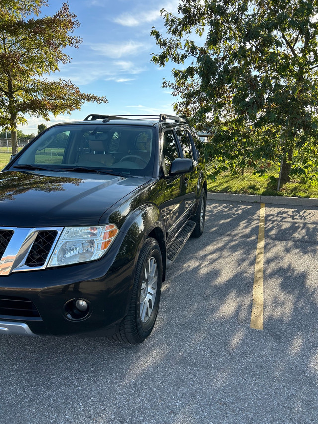 2011 Nissan Pathfinder Silver LE in Cars & Trucks in Oshawa / Durham Region - Image 2
