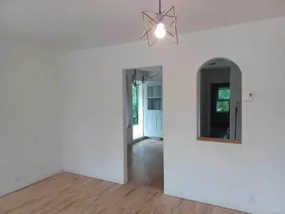 A Ste-Anne-de-la-Pérade, un 4 1/2 a louer, très éclairé, deux chambres fermées, grand salon. Planche...