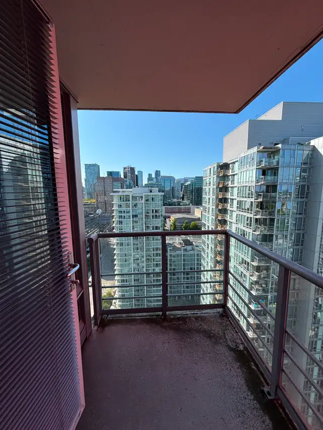 1 Bed + Den with Balcony — Downtown Vancouver in Long Term Rentals in Vancouver - Image 8