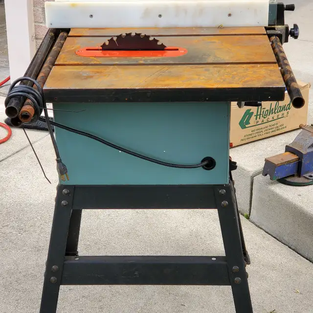 DELTA TABLE SAW in Power Tools in Hamilton - Image 4