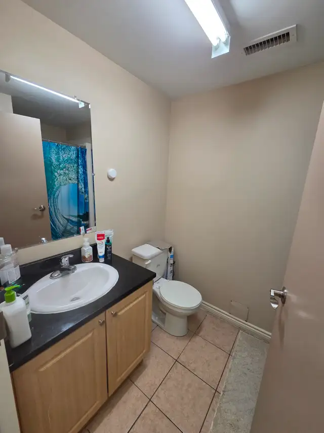 1/4 bedroom with a PRIVATE BATHROOM/SHOWER