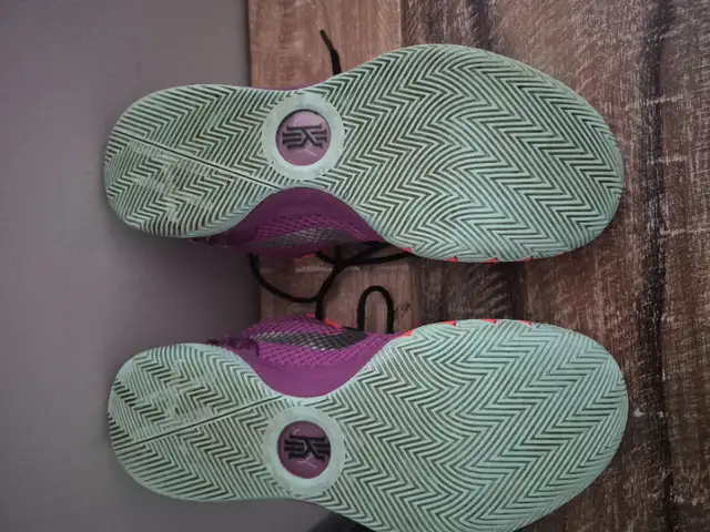 Nike Kyrie 1 Easter 2015 Men's Basketball Sneakers in Men's Shoes in Kitchener / Waterloo - Image 4