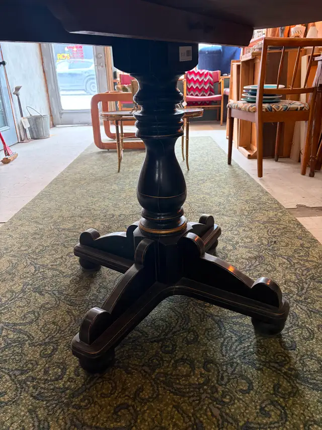Vtg. Round Pedestal Dining Table in Dining Tables & Sets in City of Toronto - Image 3