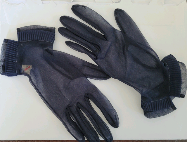 Vintage lady’s shortie sheer gloves.  With dressy double cuff.