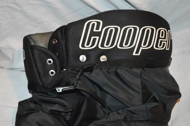 Cooper Youth/Adult Hockey Pants - Size 30 in Hockey in Winnipeg - Image 5