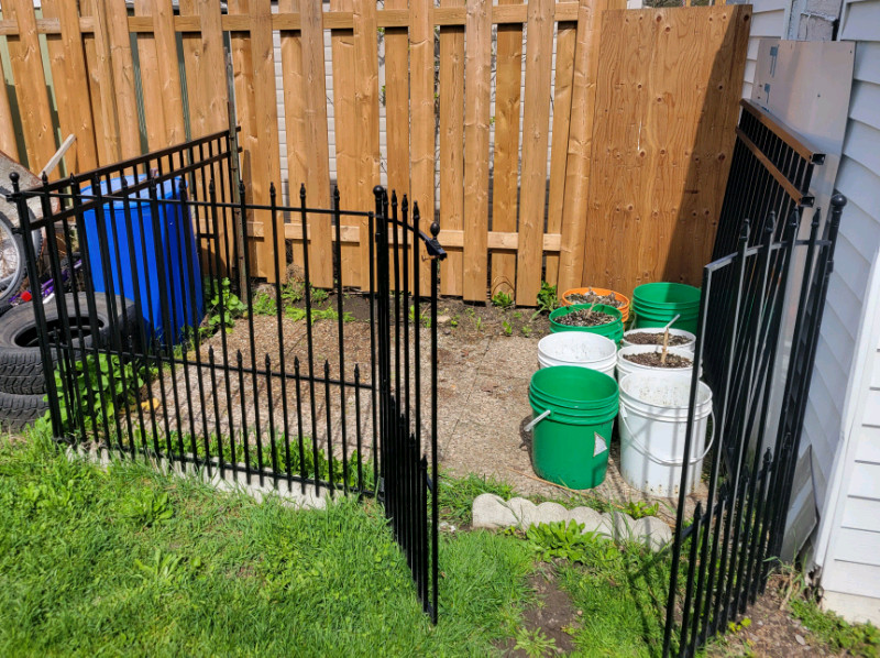5' metal fence with latched gate Decks & Fences Peterborough Kijiji