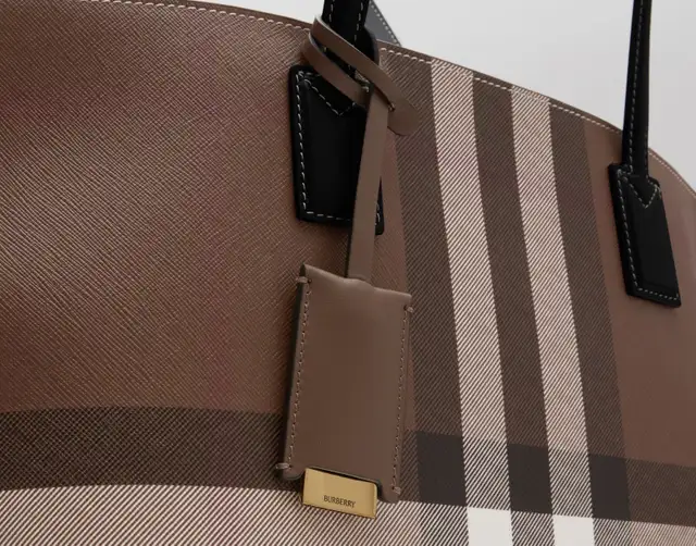 Burberry Médium Check Tote New with Tags in Women's - Bags & Wallets in Gatineau - Image 6