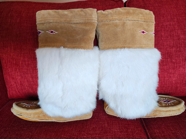 Vintage Beaded Leather & White Fur Mukluk 13"(Calf Height) in Women's - Shoes in Winnipeg - Image 2