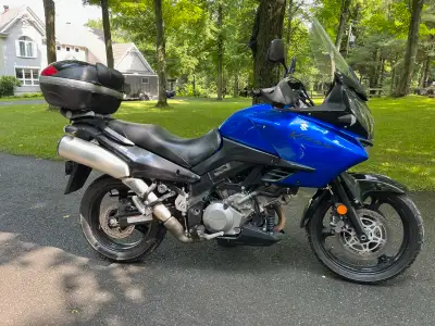 Suzuki V Strom 1000. Très propre. Entretien complet fait par concessionnaire. Batterie neuve. Condit...