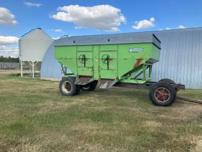 Parker 4000 gravity wagon Approx. 400 bushel capacity 9.00 x 20 tires $4000 Grenfell Sask. 1-306-697...