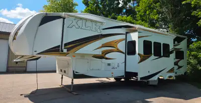 2nd owners of this exceptional trailer. Only selling because downsizing to smaller trailer. See pics...