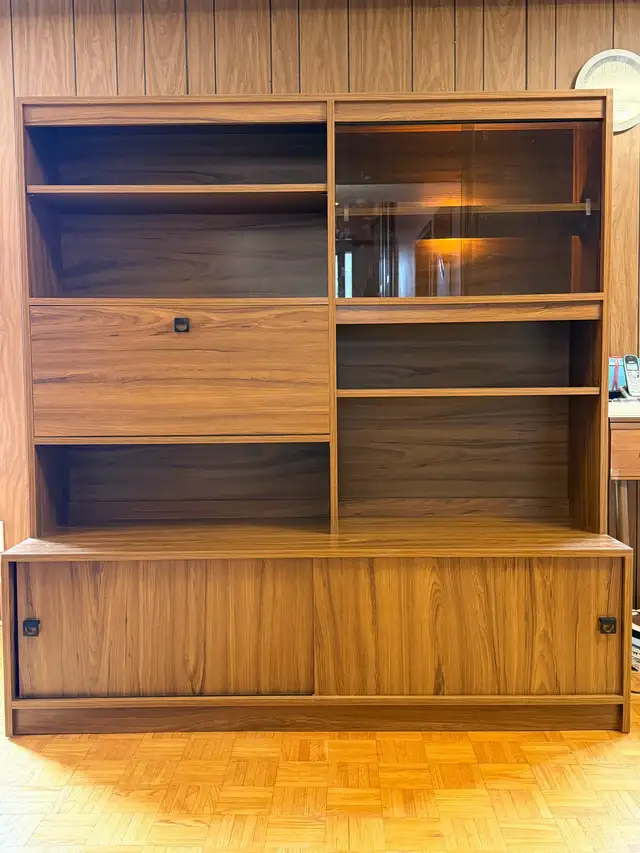 1970s MCM Walnut Wall Unit – Glass Display / Bar Cabinet in Hutches & Display Cabinets in City of Toronto - Image 4