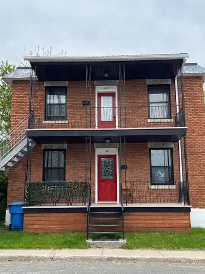 Grand 4 1/2. Haut de duplex rénové et lumineux Sdb neuve, comptoir de cuisine et fenetres neuves. Co...