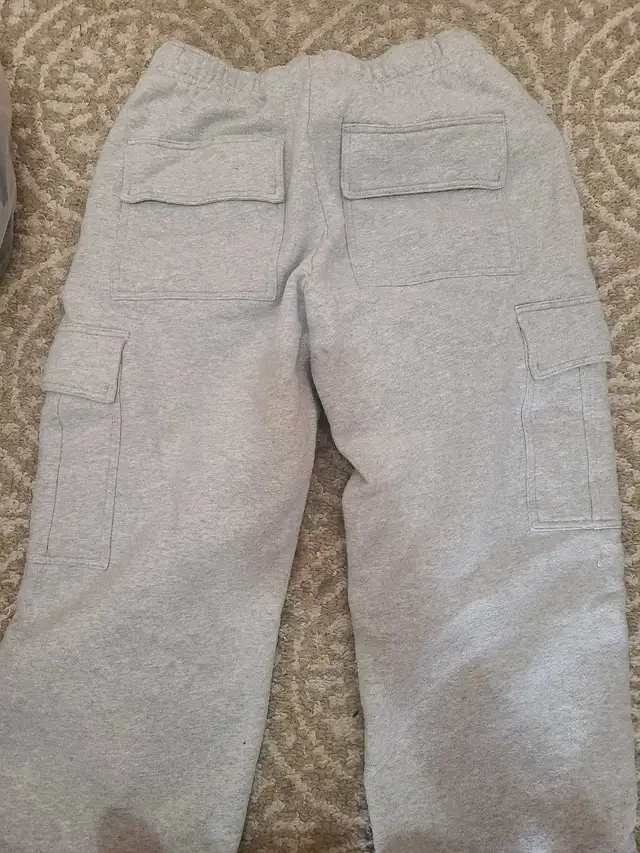 Aritzia - Sweatfleece cargo sweatpant in Women's - Bottoms in Markham / York Region - Image 4