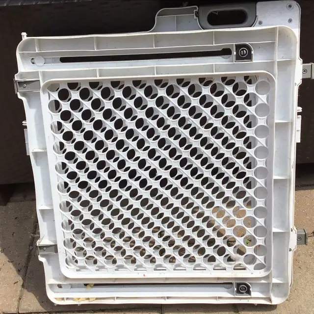 Child’s expendable Lift and Lock gate -28” to 42”Wx 27”H in Gates, Monitors & Safety in Oakville / Halton Region - Image 3