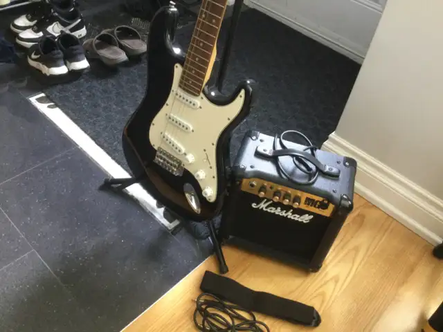 Academy electric guitar & Amplifier63013092711041122