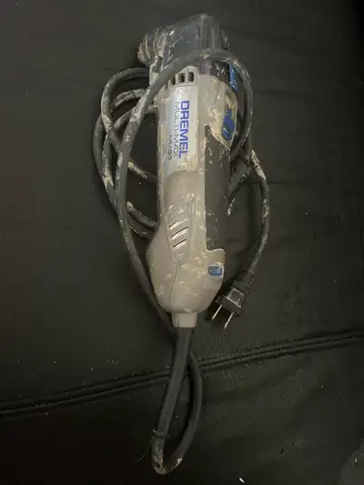 Je vends une Dremel Multi-Max MM30, un outil oscillant polyvalent idéal pour une variété de projets...