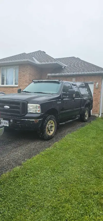 Great work truck 300+km. 5.4 motor, large media screen with backup camera. Light bar, power inverter...