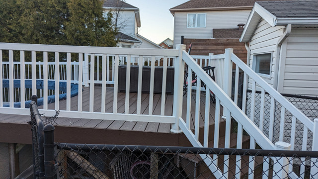 Composite pool deck with vinyl railing dans Spas et piscines  à Ottawa - Image 2