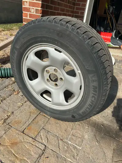 Michellin latitude Xice winter tires with steel rims (4). 235/65R17 with tire pressure monitoring. C...