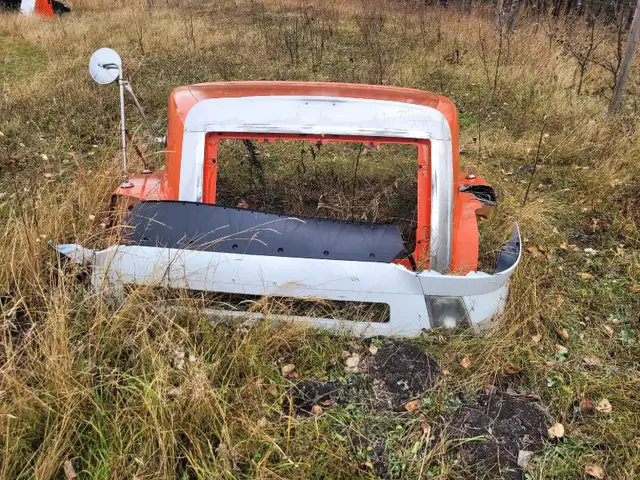 Parts cab for 2007 freightliner in Auto Body Parts in Edmonton - Image 6