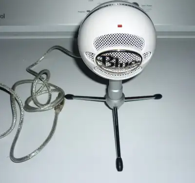 Blue Snowball Ice Gaming MICROPHONE with tripod and USB cable, View more