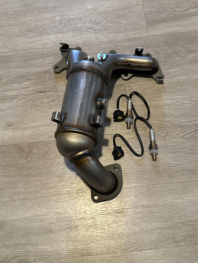 Dodge 2.7L front catalytic converter with 2 O2 sensors 