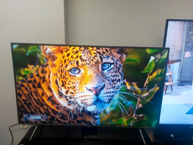 Samsung UN55RU800055" RU8000 Smart LED 4K UHD TV with HDR in TVs in City of Toronto - Image 3