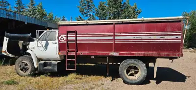 88 Chevrolet c70 Steel box 366 gas engine 49 800 km 5 spd transmission 2500 kg