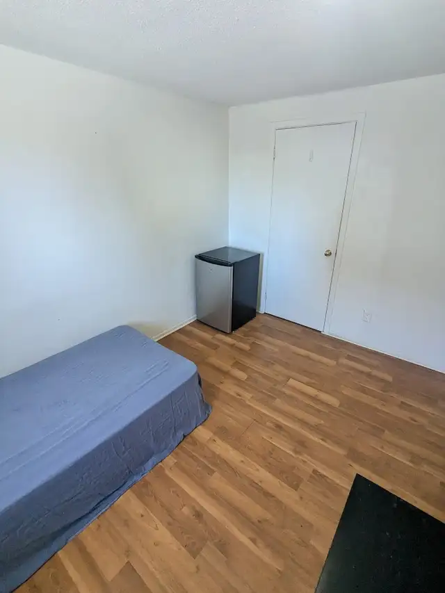 Month to month, Master bedroom on Heron Gate Mall, ASAP