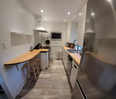 Bright Top Floor 1 Bedroom in Heritage House - Cadboro Bay