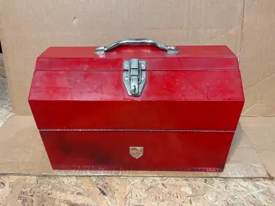 This is a used Beach 16” Cantilever toolbox, ready to organize your tools with a touch of vintage ch...