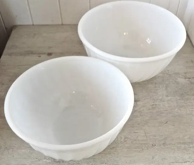 Vintage Collection. Two beautiful FIRE KING Milk Glass bowls63417654967809123