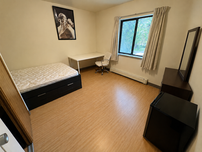 10 min walk to Western university if interested please don't use the below chat box but send me an e...