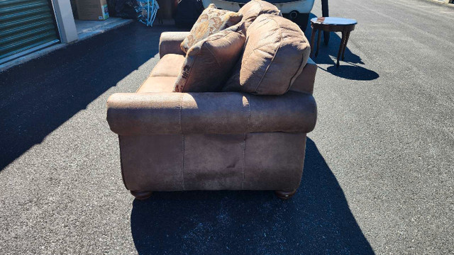 Leather Love seat in Couches & Futons in Kingston - Image 2