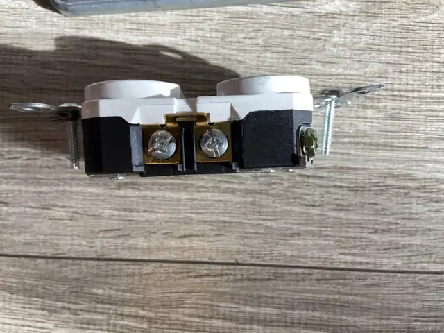 20 Amp, 250 Volt, NEMA 6-20R, 2-Pole, 3-Wire, Heavy-Duty Outlet in General Electronics in Markham / York Region - Image 4