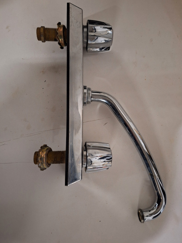 Kitchen sink with double handle faucet in Other in Mississauga / Peel Region - Image 4