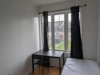 Girls Only House - Private Room next to York University & Subway Bathroom and Kitchen are shared wit...