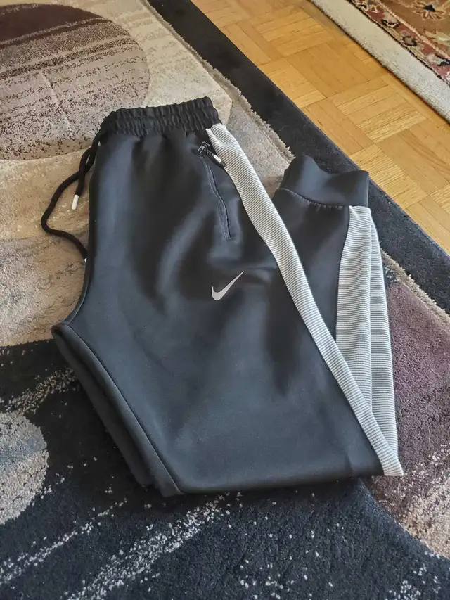  Kids  Nike Sweatpants Size M in Kids & Youth in Mississauga / Peel Region - Image 2