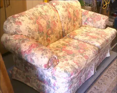 BEAUTIFUL FLORAL LOVE SEAT, View more