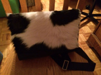 Très beau sac avec rabat en peau de vache - designer suisse